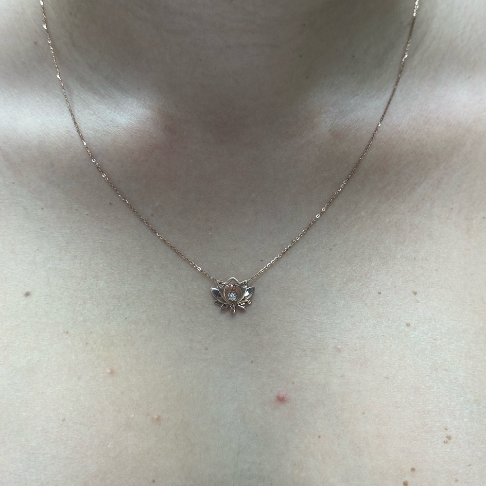 Elegant Gold Flower Pendant Necklace